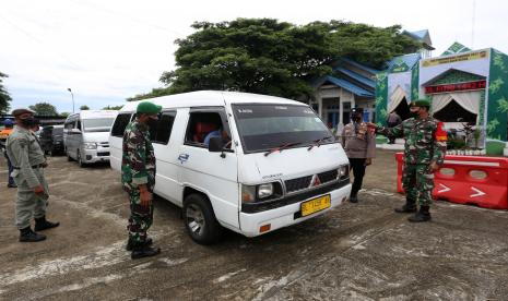 sebanyak 858 kendaraan bermotor, baik angkutan umum maupun mobil pribadi termasuk sepeda motor, ditolak masuk Provinsi Aceh (ilustrasi).