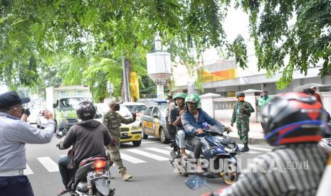 Petugas gabungan dari TNI, Polri, Polisi Pamong Praja DKI Jakarta dan Dsihub melakukan imbauan kepada pengendara motor untuk dapat mematuhi penerapan Pembatasan Sosial Berskala Besar (PSBB) di jalan cempaka putih raya, Cempaka Putih, Jakarta (ilustrasi)