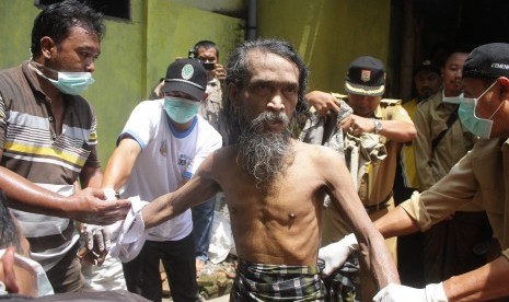 Petugas gabungan Dinkes, Rumah Sakit Jiwa Lawang dan Dinsos mengevakuasi seorang penderita gangguan jiwa yang dipasung 