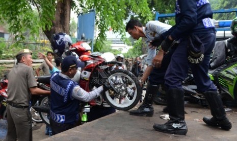 Petugas gabungan Dishub, TNI, Polisi, dan Satpol PP melakukan razia parkir liar di kawasan Kebon Kacang, Jakarta Pusat. Ilustrasi. 