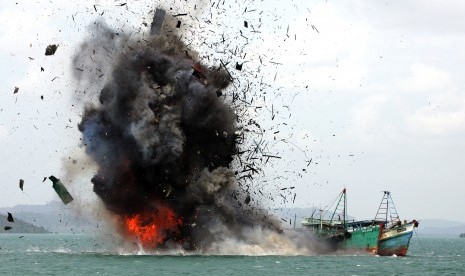 Penenggalaman kapal yang melakukan pencurian ikan di wilayah laut Indonesia (ilustrasi)