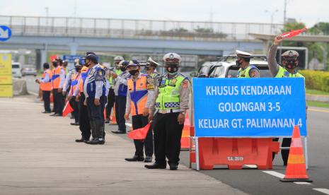 Petugas gabungan kepolisian dan dinas perhubungan Kabupaten Cirebon mengatur kendaraan saat pemberlakuan rekayasa lalu lintas di Jalan tol Palimanan, Cirebon, Jawa Barat, Sabtu (31/10/2020). Rekayasa lalu lintas tersebut untuk mengalihkan kendaraan angkutan barang untuk tidak melintas di tol Cipali guna mengantisipasi kepadatan saat arus balik libur panjang. 