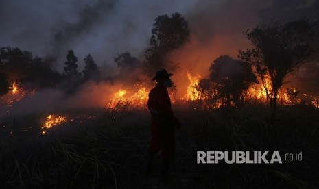 Petugas gabungan Manggala Agni Daops Banyuasin, BPBD Prov Sumsel, BPBD OI, TNI dan Polri melakukan pemadaman kebakaran lahan di Desa Pelabuhan Dalam, Pemulutan, Ogan Ilir (OI), Sumatera Selatan, Jumat (8/4).