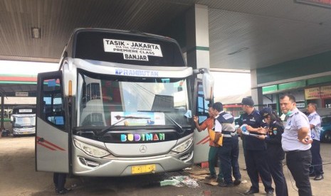 Petugas gabungan melakukan pemeriksaan kendaraan dan kesehatan sopir bus (Ilustrasi).