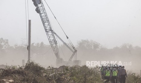 Petugas gabungan melakukan pengamanan saat proses land clearing (ilustrasi).  Pemerintah Provinsi Sulawesi Tengah (Pemprov Sulteng) menggencarkan landclearing atau pembersihan lahan kawasan pangan nusantara yang bertujuan untuk menjadi penyangga kebutuhan pangan IKN, yang terletak di Desa Talaga, Kecamatan Dampelas, Kabupaten Donggala.