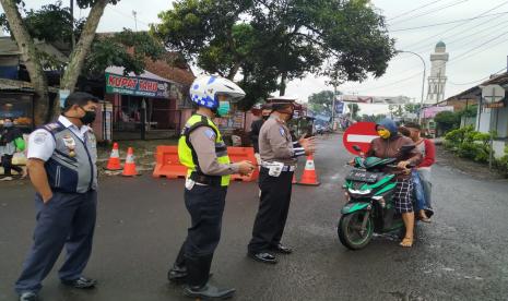 Petugas gabungan melakukan pengawasan di tempat ngabuburit yang biasa menimbulkan keramaian.