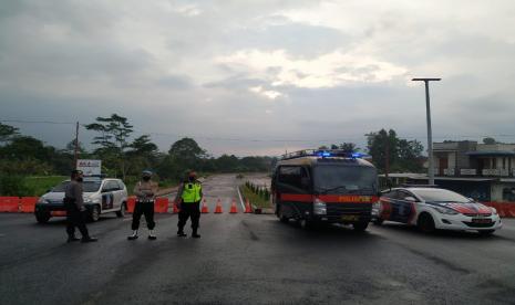 Petugas gabungan melakukan pengawasan di tempat ngabuburit yang biasa menimbulkan keramaian