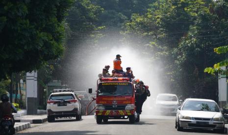 Petugas gabungan melakukan penyemprotan disinfektan di wilayah perkotaan Kabupaten Garut, Selasa (24/3).