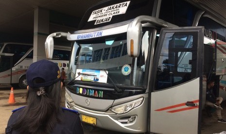 Petugas gabungan melakukan prmeriksaan kendaraan dan kesehaan sopir  di pool bus Budiman, Jalan Ir H Juanda, Kelurahan Penyingkiran, Kecamatan  Indihiang, Kota Tasikmalaya, Selasa (28/5).