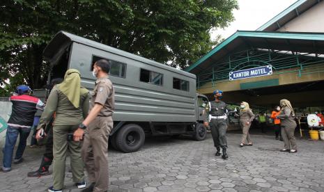 Petugas gabungan melakukan razia di Surabaya, Jawa Timur. Satpol PP Surabaya menutup paksa tempat biliar nekat beroperasi saat bulan Ramadhan.