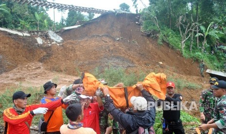 Petugas gabungan membawa jenazah korban tanah longsor yang telah ditemukan di Kampung Maseng, Desa Warung Menteng, Kecamatan Cijeruk, Kabupaten Bogor, Jawa Barat, Selasa (6/2). 