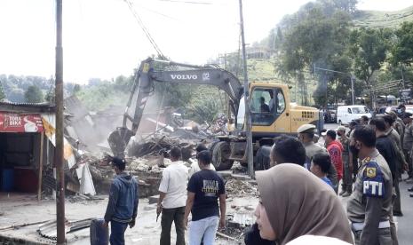 Petugas gabungan membongkar 331 warung kaki lima dan bangunan liar di sepanjang jalan raya Puncak. Namun, masih ada bangunan yang ditunda karena ada bangunan yang ada rumah tinggalnya.