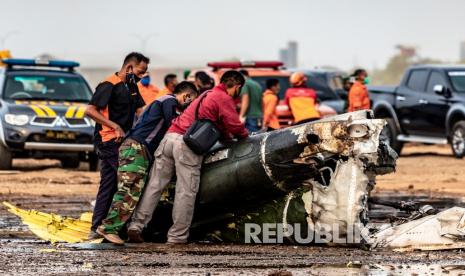 Petugas gabungan memeriksa bagian puing helikopter yang jatuh di Kawasan Industri Kendal (KIK), Kabupaten Kendal, Jawa Tengah, Sabtu (6/6/2020). Belum diketahui penyebab jatuhnya helikopter jenis MI-17 bernomor registrasi HA 5141 milik TNI-AD yang mengakibatkan empat awak tewas dan lima awak lainnya dilarikan ke rumah sakit.