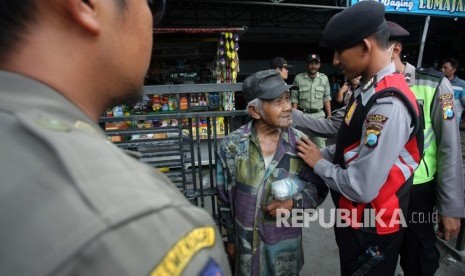 Petugas gabungan mengamankan seorang yang diduga Orang Dengan Gangguan Jiwa (ODGJ) saat operasi penertiban di Blitar, Jawa Timur, Kamis (22/2).