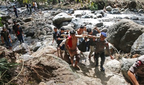 Petugas gabungan mengangkat kantong berisi jenazah korban banjir bandang, di Sibolangit, Deli Serdang, Sumatera Utara, Senin (16/5).  (Antara/Irsan Mulyadi)