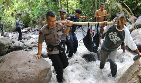 Petugas gabungan mengangkat kantong berisi jenazah korban banjir bandang, di Sibolangit, Deli Serdang, Sumatera Utara, Senin (16/5).  (Antara/Irsan Mulyadi)