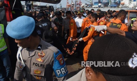 Petugas gabungan mengevakuasi jenazah awak pesawat Lion Air JT 610 di Pelabuhan Tanjung Priok, Jakarta, Senin (29/10/2018).