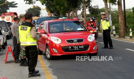 Petugas gabungan menggelar operasi penyekatan arus balik lebaran 2021 (ilustrasi)