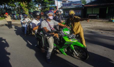 Petugas gabungan menghentikan pengendara yang melanggar protokol kesehatan (prokes) saat Operasi Yustisi di Jalan Diponegoro, Palangkaraya, Kalimantan Tengah, Senin (24/5/2021). Operasi gabungan tersebut untuk menertibkan warga agar lebih disiplin dalam menerapkan protokol kesehatan COVID-19 dan memberikan sanksi administrasi berupa denda Rp100 ribu, sanksi sosial serta tes Antigen secara acak bagi pelanggar prokes.