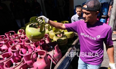 Petugas gabungan mengumpulkan tabung gas elpiji tiga kilogram saat Inspeksi mendadak (sidak) elpiji tidak tepat sasaran di sebuah perusahaan makanan di Jampiroso Temanggung, Jawa Tengah, Rabu (22/8). Badan Anggaran (Banggar) DPR bersama pemerintah menyetujui besaran subsidi energi sebesar Rp 124,9 triliun untuk RAPBN 2020. 