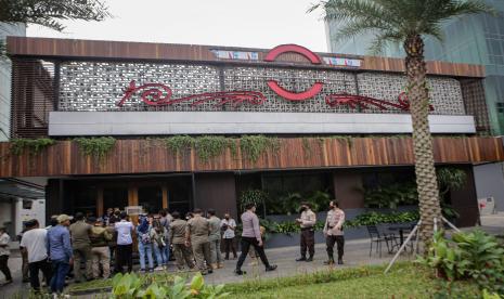 Petugas gabungan menutup gerai Holywings di kawasan Lippo Karawaci, Kabupaten Tangerang, Banten, Rabu (29/6/2022). Pemerintah Kabupaten Tangerang menutup tiga gerai Holywings di wilayah Kabupaten Tangerang karena dianggap melanggar Peraturan Daerah (Perda) Kabupaten Tangerang Nomor 20 Tahun 2004 tentang Ketenteraman dan Ketertiban Umum. 