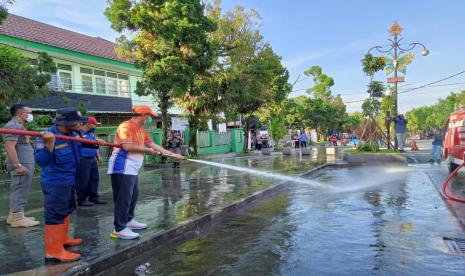 Petugas gabungan Pemkot Sukabumi yang dipimpin Wali Kota Sukabumi Achmad Fahmi membersihkan kawasan pedestrian Ir Djuanda atau Dago, Senin (16/5/2022).