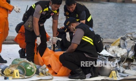 Petugas gabungan PMI, dan Polri mengevakuasi korban pesawat Lion Air JT 610 pascakecelakaan, di Pelabuhan Tanjung Priok, Jakarta, Senin (29/10/2018).