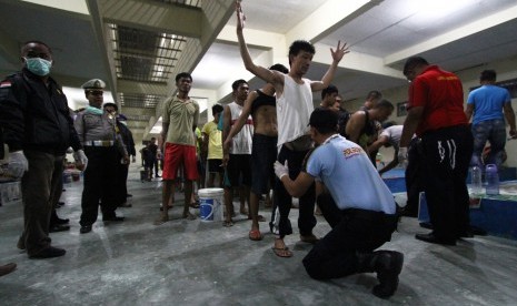 Petugas gabungan Polres Bintan, BNN Tanjungpinang dan Kanwil Kumham Provinsi Kepulauan Riau memeriksa warga binaan Lapas Narkotika  Tanjungpinang, Kepulauan Riau, Jum'at (19/2)