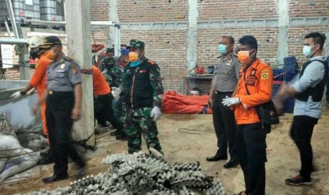 petugas gabungan Polres Bogor, BPBD Kabupaten Bogor dan Dinas Kebakaran melakukan evakuasi korban keracunan gas, Sabtu (30/9)