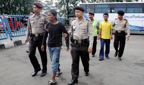  Petugas gabungan Polres Jakarta Timur dan Polsek Pulogadung melakukan razia terhadap warga yang diduga preman di kawasan terminal Pulogadung, Jakarta Timur, Selasa (14/5).  (Republika/Yasin Habibi)