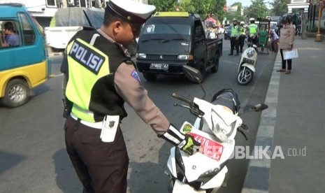 Petugas gabungan Purwakarta menggelar razia terpadu, di Jl Baru, salah satunya kendaraan plat merah. Kendaraan milik pemda itu, belum membayar pajak. 