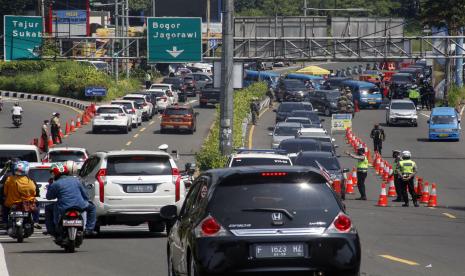 Petugas gabungan Satgas COVID-19 melakukan penyekatan kendaraan wisatawan di jalur wisata Puncak saat libur Idul Fitri, Gadog, Kabupaten Bogor, Jawa Barat, Jumat (14/5/2021). Kendaraan yang diperbolehkan melintasi jalur wisata Puncak Bogor hanya kendaraan plat F (Bogor) selain plat tersebut diputar balik petugas sebagai upaya meminimalisir penyebaran COVID-19 di area wisata