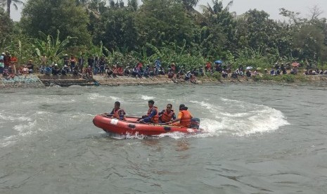 Petugas gabungan, sedang mencari peserta mancing mania dalam rangka HUT Karawang ke 386, yang tenggelam di Irigasi Tarum Utara, Kecamatan Rengasdengklok, Karawang, Sabtu (21/9). 