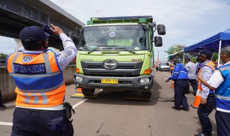 Petugas gabungan, termasuk dari PT Jasa Marga menggelar operasi kendaraan angkut  over dimension and over load (ODOL) di Tol Jakarta-Cikampek, beberapa waktu lalu.