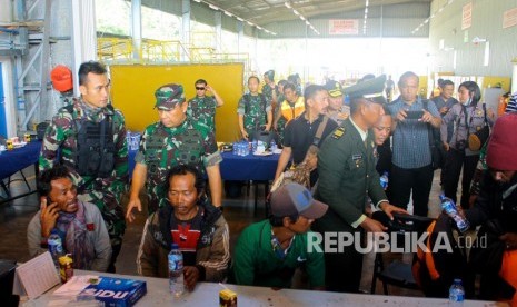 Petugas gabungan TNI dan Polri mendata keluarga korban penembakan kelompok kriminal bersenjata (KKB) di Bandara Mozes Kilangin Timika, Mimika, Papua, Kamis (6/12/2018). 