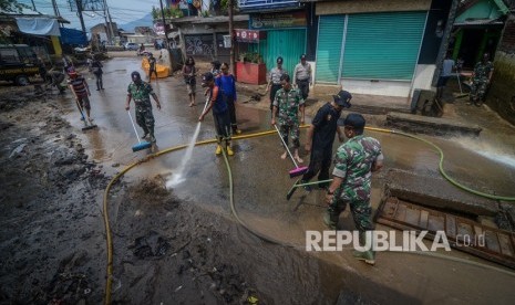 Kolam Retensi Andir Baleendah Dibangun Tahun Ini. Petugas gabungan TNI, Polri dan Pemadam Kebakaran membersihkan lumpur pascabanjir di Andir, Baleendah, Kabupaten Bandung, Jawa Barat. 