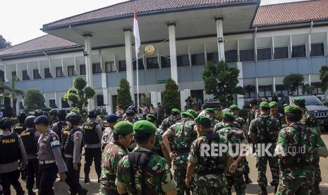 Petugas gabungan TNI-Polri melakukan apel usai berjaga saat sidang kasus terorisme (Ilustrasi).Rancangan Perpres TNI itu telah menghilangkan mekanisme check and balances antara Presiden dan DPR dalam pengerahan TNI dalam mengatasi tindak pidana terorisme.