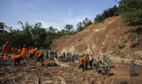 Petugas gabungan TNI, Polri, SAR, relawan dan warga melakukan pencarian korban yang diduga tertimbun material longsor di Desa Donorati, Purworejo, Jateng, Rabu (22/6).