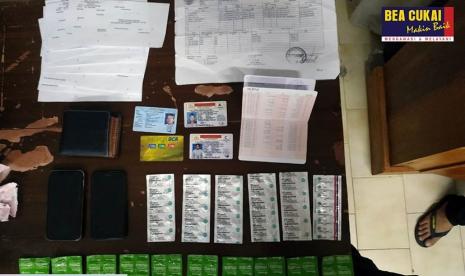  Petugas gabungan yang terdiri dari Bea Cukai Wilayah Sumatera Bagian Barat, Bea Cukai Wilayah Kalimantan Bagian Timur, Bea Cukai Bandar Lampung, dan BNN Provinsi Lampung berhasil mengamankan 100 butir obat Riklona 2 Clonazepam yang termasuk kedalam psikotropika golongan IV pada Selasa (16/6).