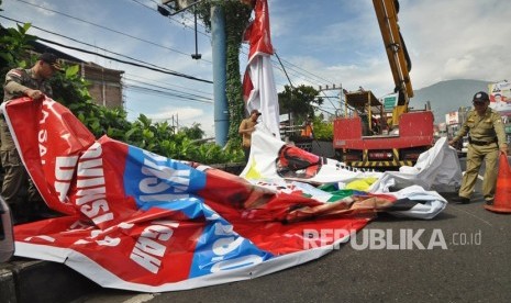 Petugas gabungn Bawaslu, KPU, Satpol PP dan Pemadam Kebakaran Kabupaten Semarang, serta, Polres Semarang menertibkan alat peraga kampanye(APK) dalam bentuk baliho, di jalan protokol kota Ungaran, ibu kota Kabupaten Semarang, Jawa Tengah, Selasa (2/4). Penertiban ini dilakukan karena pemasangan APK ini melanggar ketentuan. 