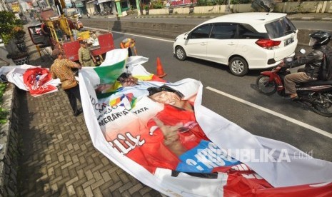 Petugas gabungn Bawaslu, KPU, Satpol PP dan Pemadam Kebakaran Kabupaten Semarang, serta, Polres Semarang menertibkan alat peraga kampanye(APK) dalam bentuk baliho, di jalan protokol kota Ungaran, ibu kota Kabupaten Semarang, Jawa Tengah, Selasa (2/4). Penertiban ini dilakukan karena pemasangan APK ini melanggar ketentuan. 