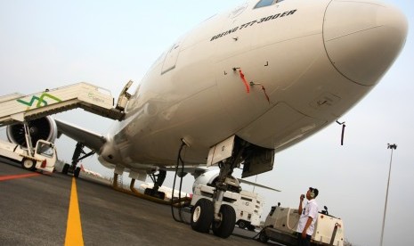 Petugas Garuda Indonesia Maintenance Facilities (GMF AeroAsia) melakukan pemeriksaan hidrolik pesawat terbang Garuda Indonesia Boing 777 - 300ER yang nantinya akan digunakan sebagai armada penerbangan pada musim haji 2018 atau 1439 H, di Hanggar 4 GMF Bandara Soekarno Hatta, Tangerang, Banten, Kamis (12/7).