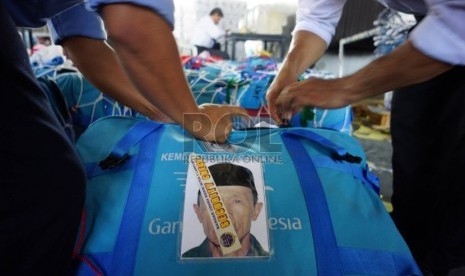   Petugas Garuda Indonesia menyita air zamzam dari barang bawaan jamaah haji Indonesia di fasilitas baggage handling Garuda Indonesia, Jeddah, Selasa (29/10).    (Republika/Yogi Ardhi)