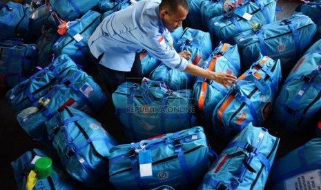   Petugas Garuda Indonesia menyita air zamzam dari barang bawaan jamaah haji Indonesia di fasilitas baggage handling Garuda Indonesia, Jeddah, Selasa (29/10).    (Republika/Yogi Ardhi)