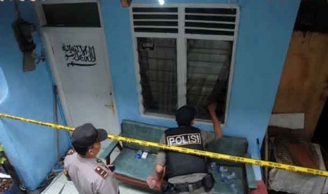 Petugas Gegana Mabes Polri melakukan penyisiran usai penggerebekan rumah terduga teroris oleh Densus 88 di Palmerah, Jakarta Barat, Sabtu (27/10). 