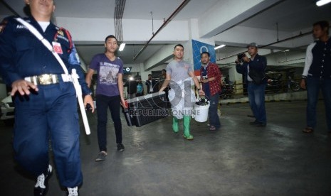   Petugas gegana membawa peralatan penjinak bom menuju ke mobil di lokasi ledakan ITC Depok, Jawa Barat, Senin (23/2) malam.