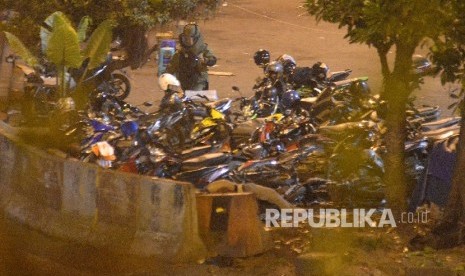 Petugas gegana memeriksa lokasi ledakan bom di Kampung Melayu, Jakarta, Kamis (25/5) malam.