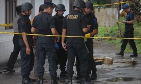 Petugas Gegana Polda Jabar mengindetifikasi serpihan bom yang meledak di Markas Polsek Rajapolah, Tasikmalaya, Jabar, Sabtu (20/7/2013). Gegana menemukan barang bukti bom rakitan jenis bom timer yang dibuat dari panci presto, serpihan timah dan ponsel.