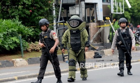 Petugas Gegana Polda Metro Jaya bersiap untuk mengamankan plastik yang mencurigakan di lokasi ledakan Pos Polisi Sarinah, Jakarta, Kamis (14/1).    (Republika/Wihdan)