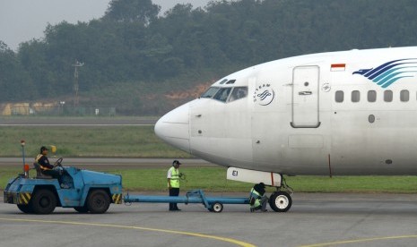   Petugas ground handling menyiapkan keberangkatan pesawat komersial di Bandara Internasional Hang Nadim, Batam